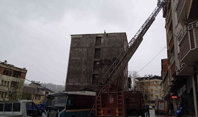 Çatı katındaki yangın itfaiye ekiplerince söndürüldü