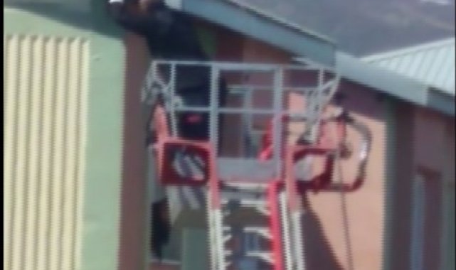 Çatıda mahsur kalan kargayı itfaiye kurtardı