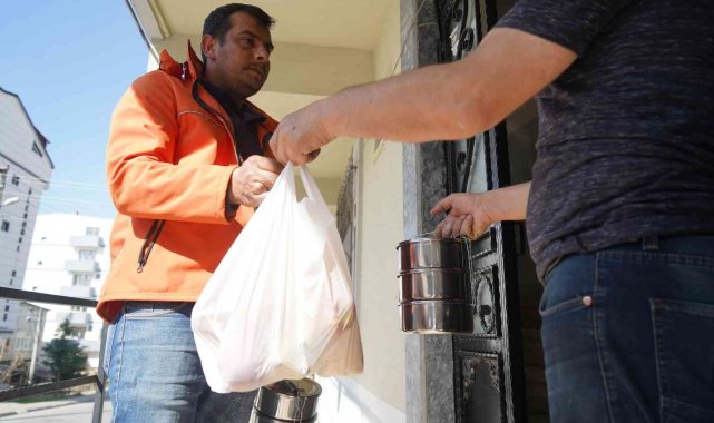 Çayırova'da ihtiyaç sahiplerine gıda kolisi ve sıcak yemek