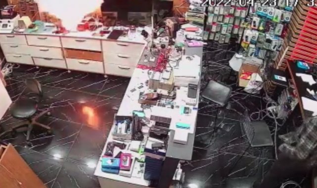 Cep telefonu bir anda alev aldı