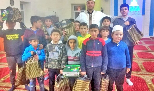 Çiçekdağı ilçesinde teravih namazına gelen çocuklara hediye