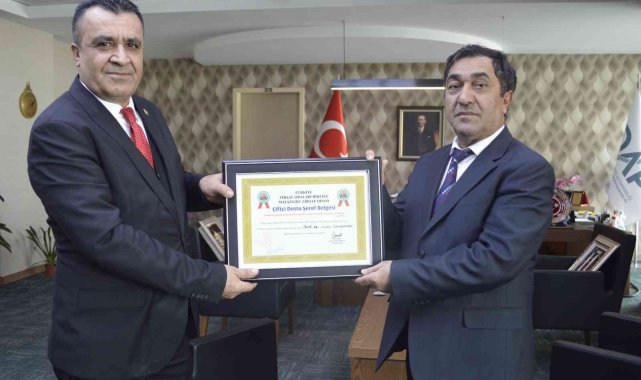 Çiftçi dostu başkana, şeref belgesi