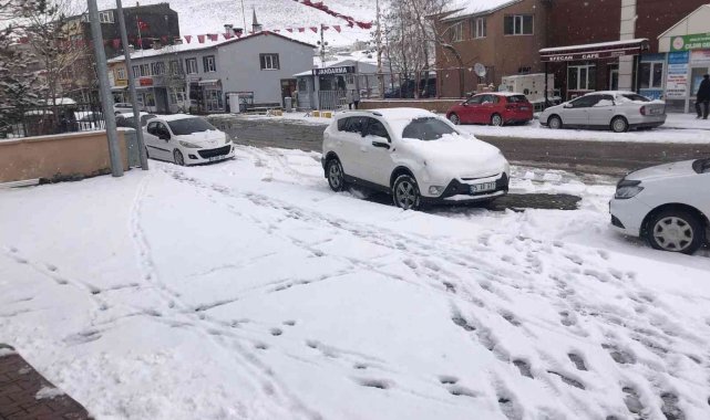 Çıldır karlı bir güne uyandı