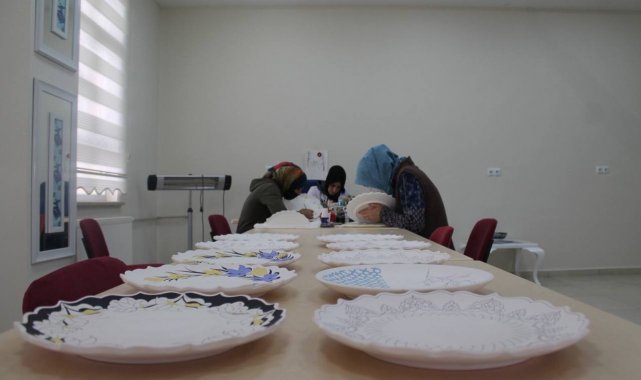 Çini seramikler Bayburtlu kadınların ellerinde hayat buluyor