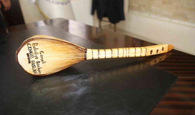 Çiniden 3 telli cura yaptılar