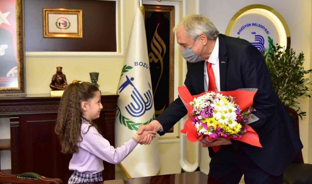 Çocuk Belediye Başkanı makam koltuğuna oturdu