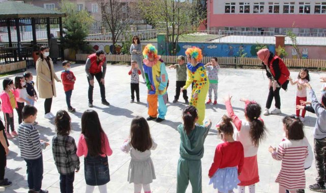 Çocuklar 23 Nisan etkinliğinde doyasıya eğlendi
