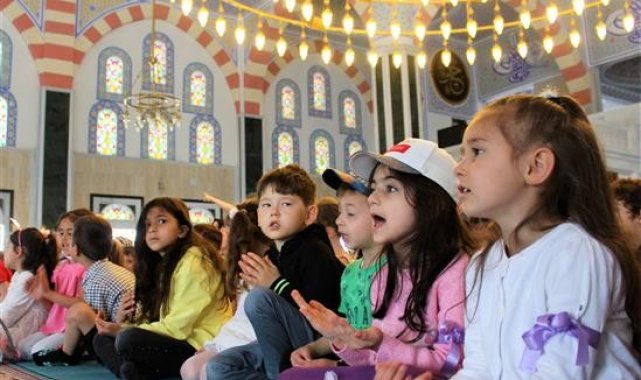 Çocuklar camide hem eğlendi hem öğrendi