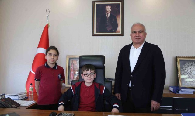 Çocuklar koltuğa oturdu, Başkan Tollu projelerini dinledi