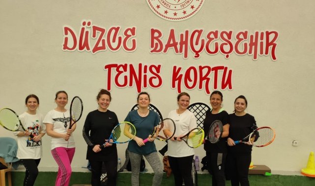 Çocuklar okula anneler tenise gidiyor