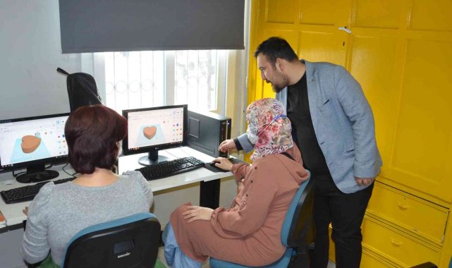 Çocuklar robot tasarlıyor, anneleri 3 boyutlu tasarım dersi alıyor
