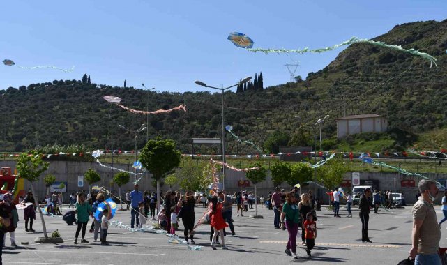 Çocuklar Söke Belediyesi'nin şenliğinde doyasıya eğlendi