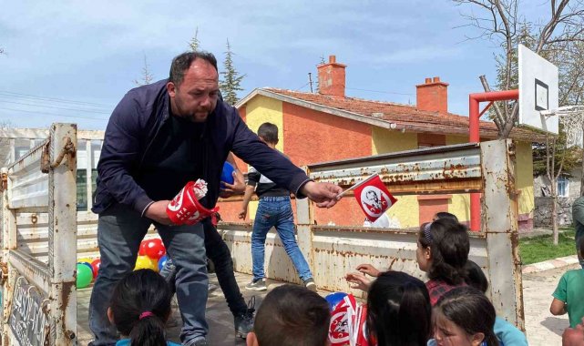 Çocuklara bir kamyonet dolusu oyun topu dağıttı