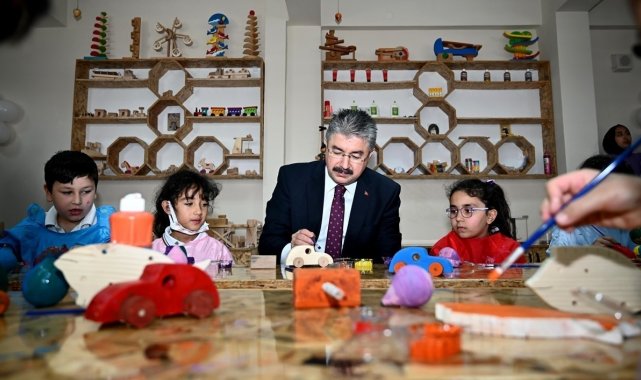 Çocuklarla oyuncak boyayan Vali Yılmaz, renkli görüntüler oluşturdu