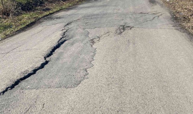 Çöken yol sürücülerin tepkisine yol açıyor
