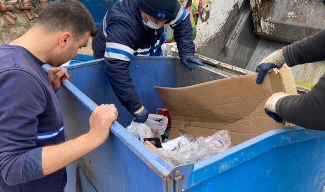 Çöp toplarken konteynırda yavru kedilerle karşılaştı