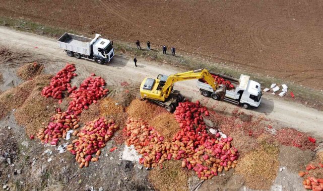 Çorum'da yol kenarına dökülen tonlarca soğan havadan görüntülendi