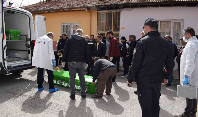 Çukurlar kazılı evde ölü bulundu