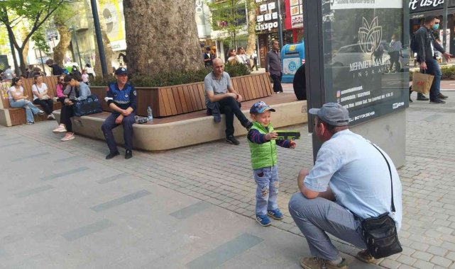 Cumhuriyet Bulvarı&#039;nda kaybolan çocuk ailesine teslim edildi