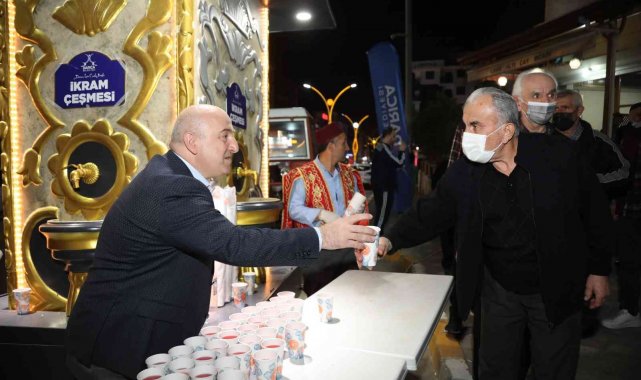 Darıca'da teravih namazı sonrası şerbet ikram ediliyor