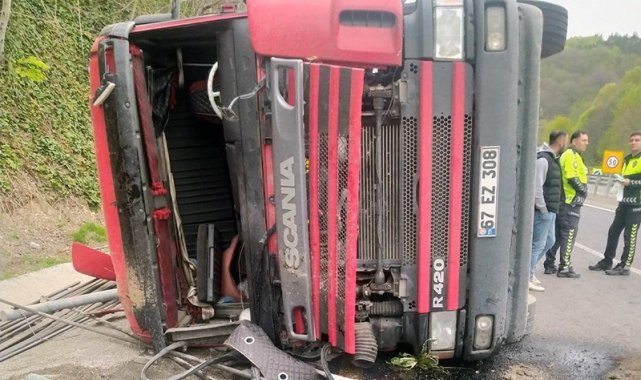 Demir yüklü tır devrildi: 1 ölü