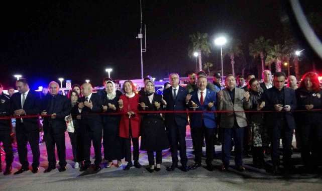 Deniz ortasında ateşli gösteri nefes kesti