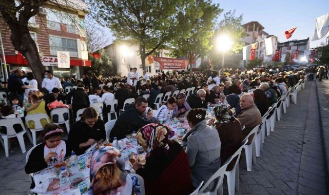 Denizli'de binlerce vatandaş iftar sofrasında buluşmaya devam ediyor