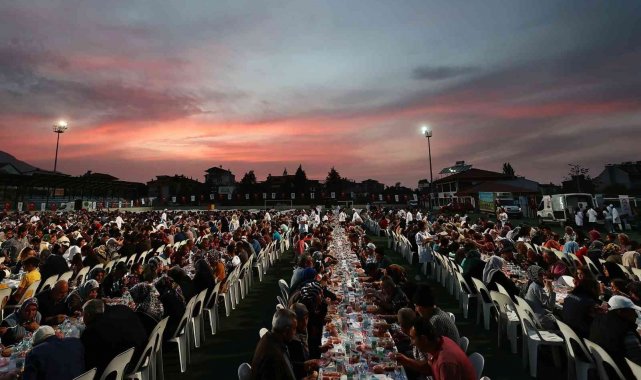 Denizli'de iftar sofraları kurulmaya devam ediyor