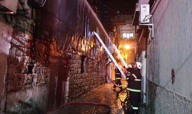 Depo yangını geceyi gündüze çevirdi