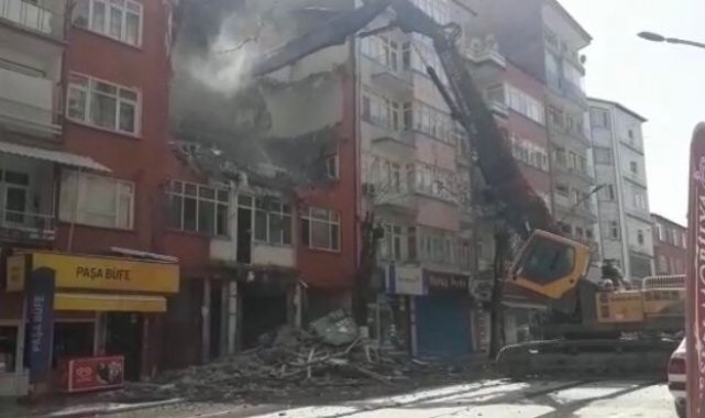 Depreme dayanıksız bina yıkıldı