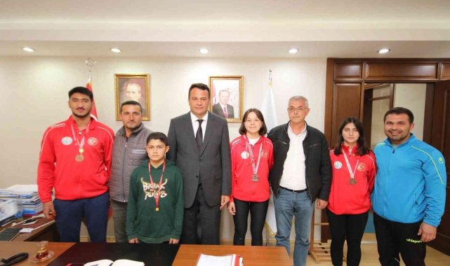 Derece alan Kaşlı güreşçiler Başkan Ulutaş ile bir araya geldi