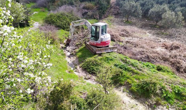 Dereler taşkın riskine karşı temizleniyor
