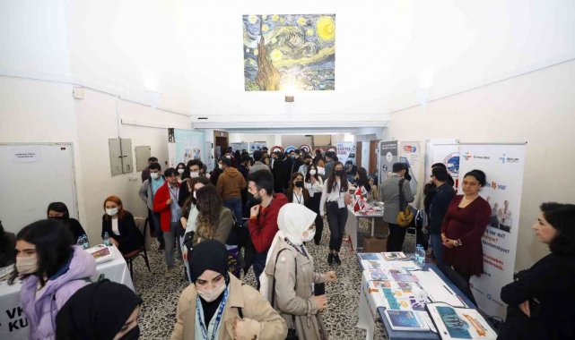 DEÜ, gençlere kariyer fırsatları sunmayı sürdürüyor