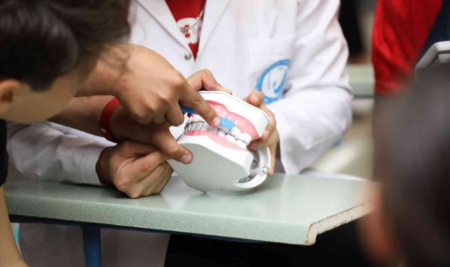 DEÜ, miniklere diş sağlığını öğretiyor