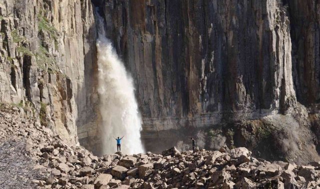Devasa büyüklükteki kayanın göbeğinden akan şelale, heybeti ve güzelliğiyle ilgi odağı oldu