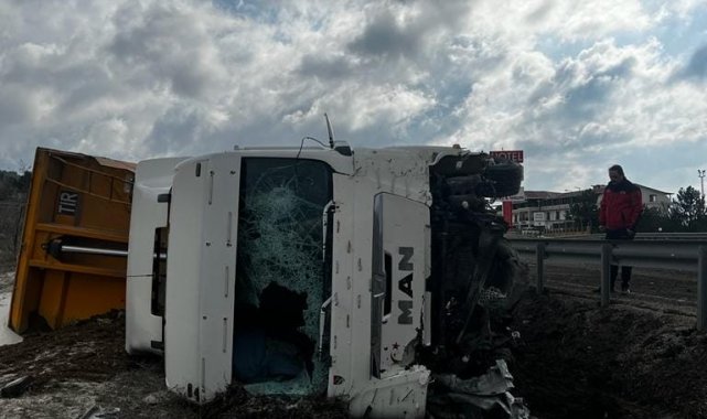 Devrilen tırdan hafif yaralı kurtuldu