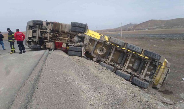 Devrilen tırın sürücüsü ağır yaralandı