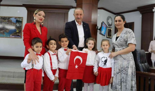 Didimli miniklerden Başkan Atabay'a sürpriz ziyaret