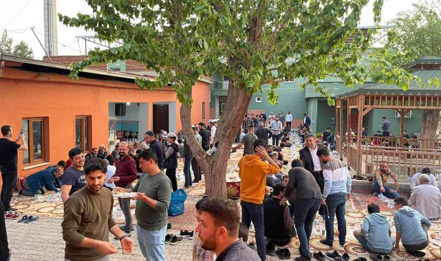 DİKO Başkanı Yüksel, medrese öğrencileriyle bir araya geldi