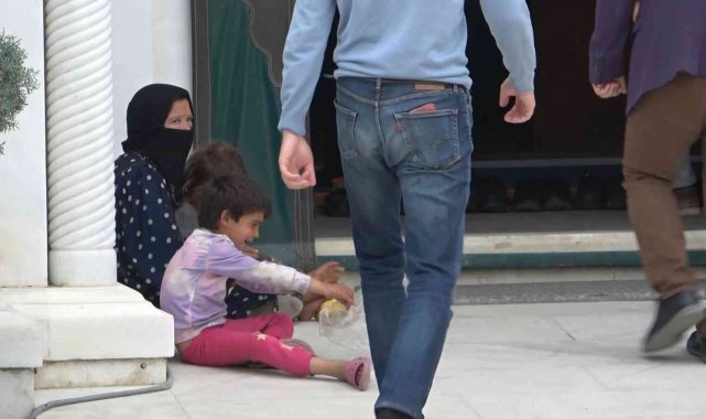 Dilenci servisi kamerada...Bursa'da duygu tacirlerine zabıta operasyonu