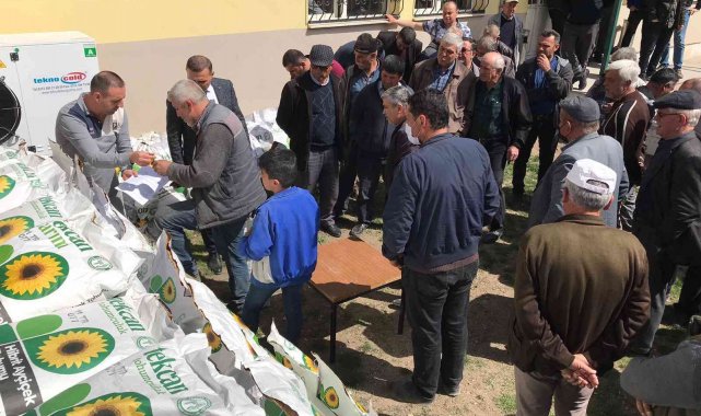 Dinar'da 113 çiftçiye yağlık ayçiçeği tohumu dağıtıldı