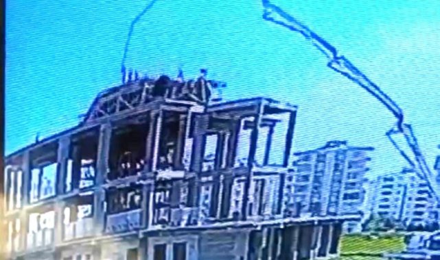 Diyarbakır'da cami kubbesinin çökme anı güvenlik kamerasına yansıdı