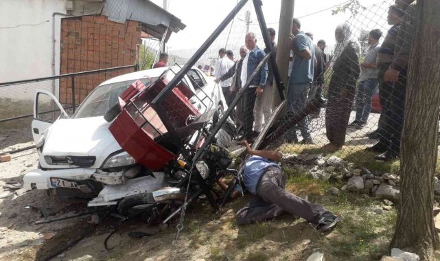 Diyarbakır'da motosiklet ile otomobil çarpıştı: 1 yaralı