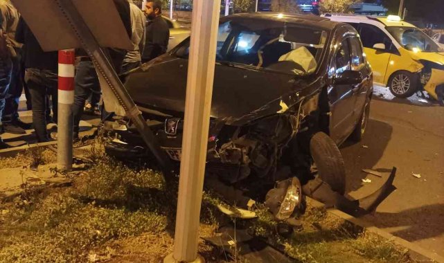 Diyarbakır'da ticari taksi ile otomobil kafa kafaya çarpıştı: 2 yaralı