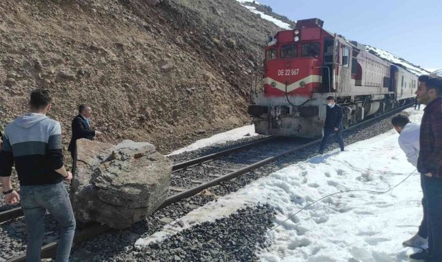 Doğu Ekspresine kaya engeli
