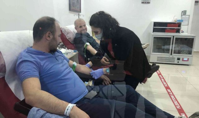 Doktor ve hemşireler bu kez hayat kurtarmak için kan bağışı yaptı