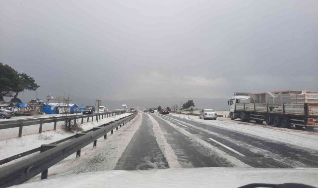 Dolu yağışı karayolunu beyaza bürüdü, sürücüler zor anlar yaşadı