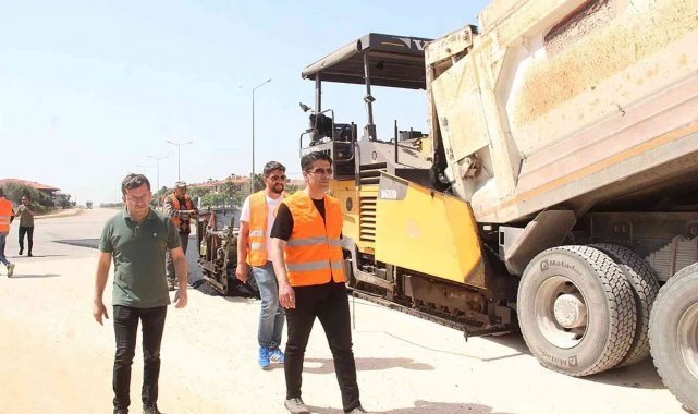 Döşemealtı&#039;nda 3 caddeye 10 bin metre kare sıcak asfalt seriliyor