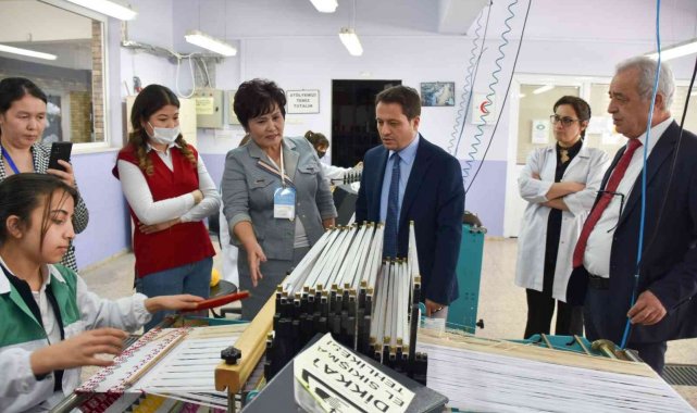 DOSTEK Koleji, Kazakistan'dan gelen ziyaretçilerini ağırladı