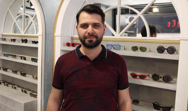 Dükkanının cam kapısını kıran hırsızlar 250 bin lira değerinde saatleri çaldı